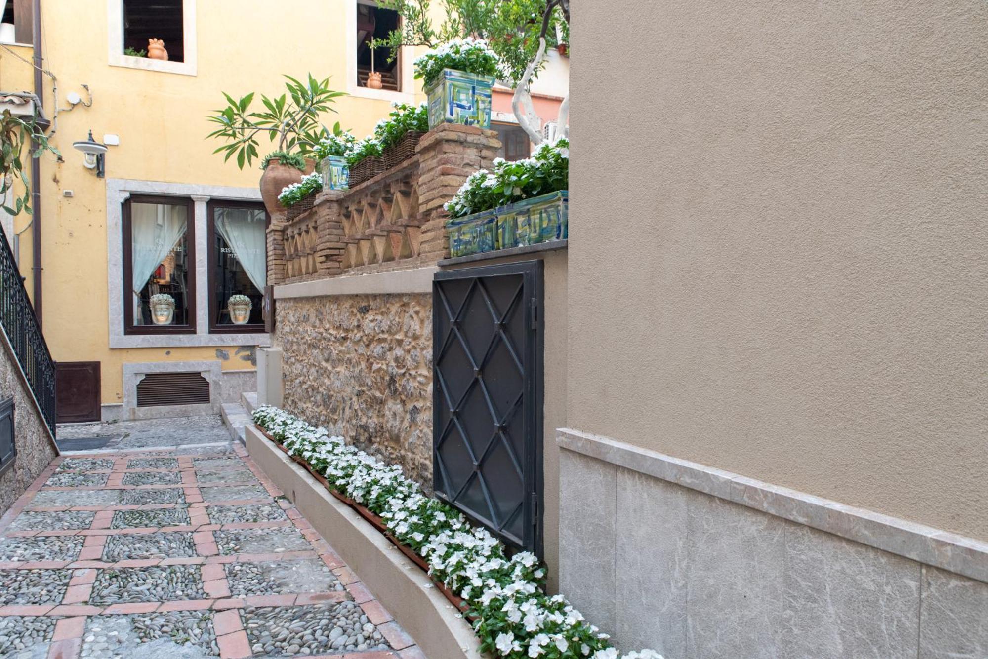 Villa D'Orville Luxury Suites Taormina Exterior photo