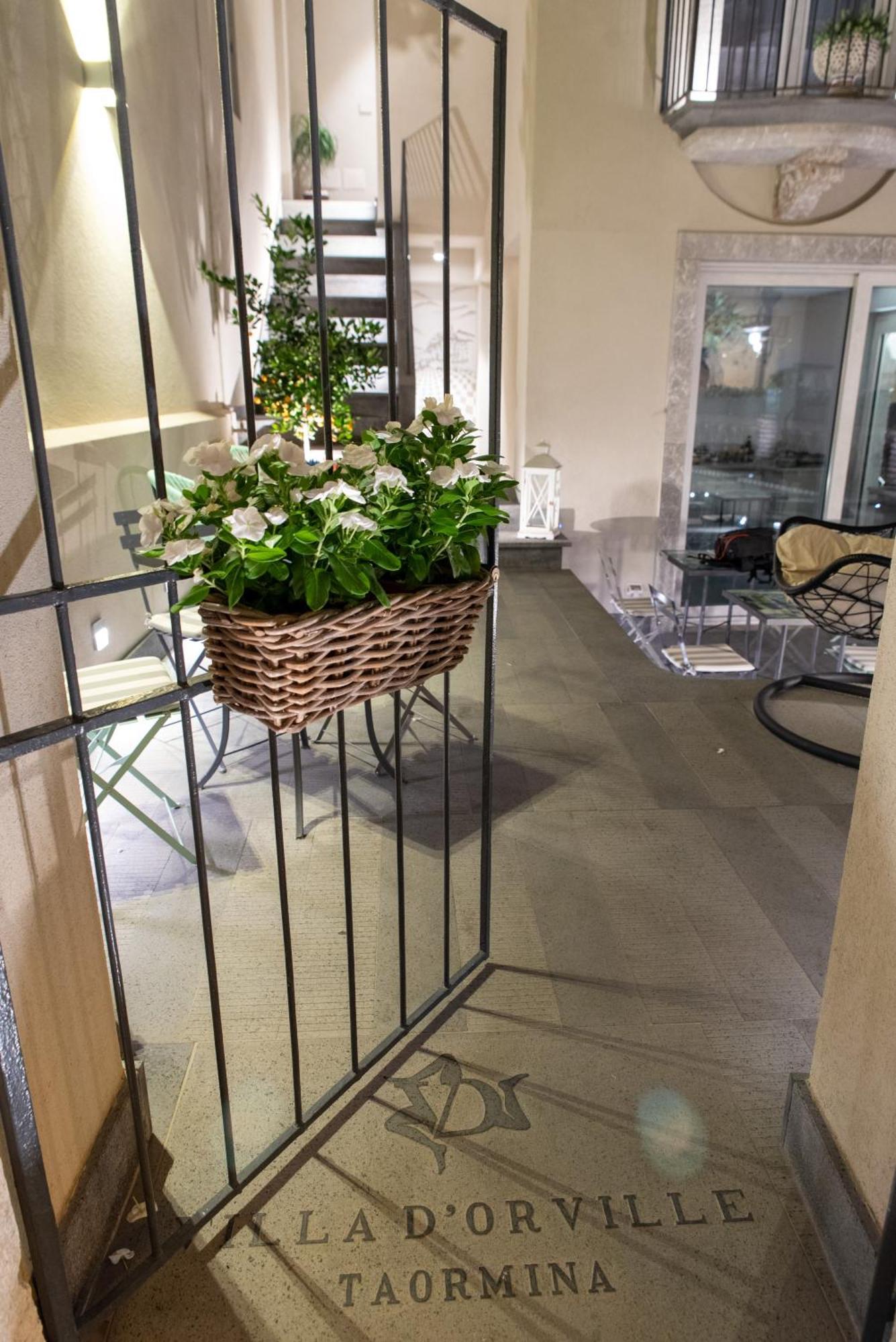 Villa D'Orville Luxury Suites Taormina Exterior photo